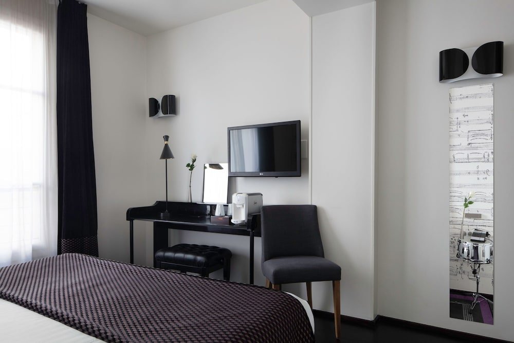 Hôtel Le 123 Sébastopol - Astotel Room Type - Family Quadruple (2 Rooms) - Complimentary soft minibar, Chromecast and digital press, fitness Hôtel Le 123 Sébastopol - Astotel Room Type - Family Quadruple (2 Rooms) - Complimentary soft minibar, Chromecast and digital press, fitness