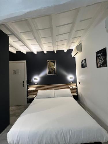 iRooms Rome Spanish Steps - Tap to explore photos