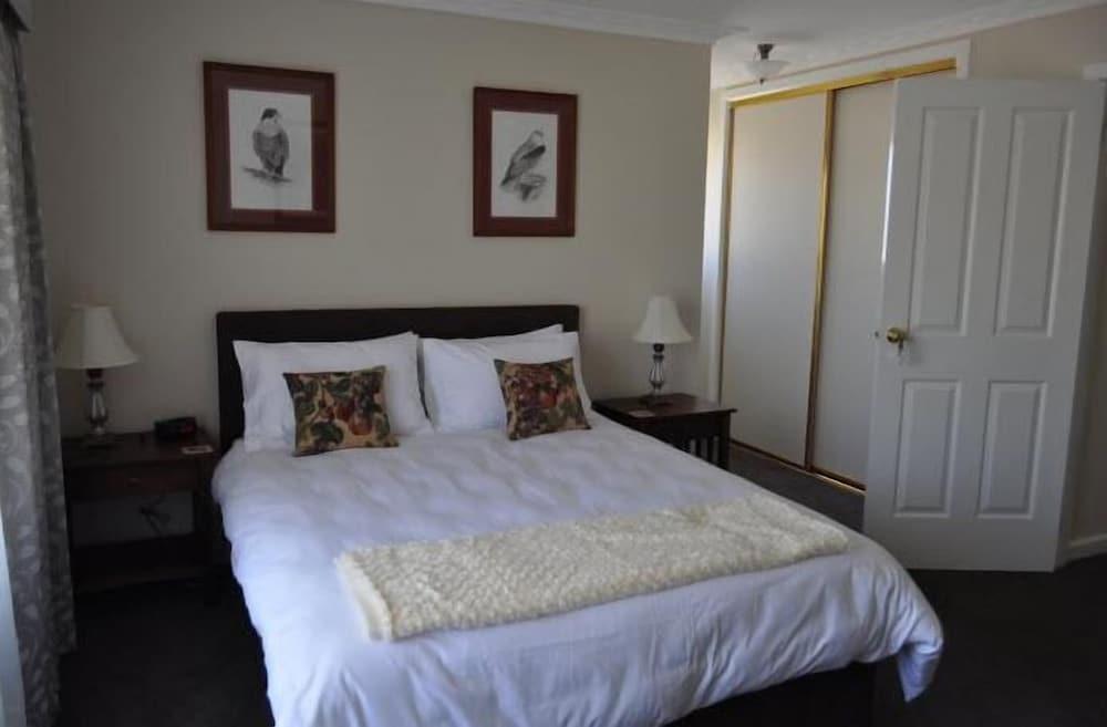 Austin Rise Bed and Breakfast - Tap to explore photos