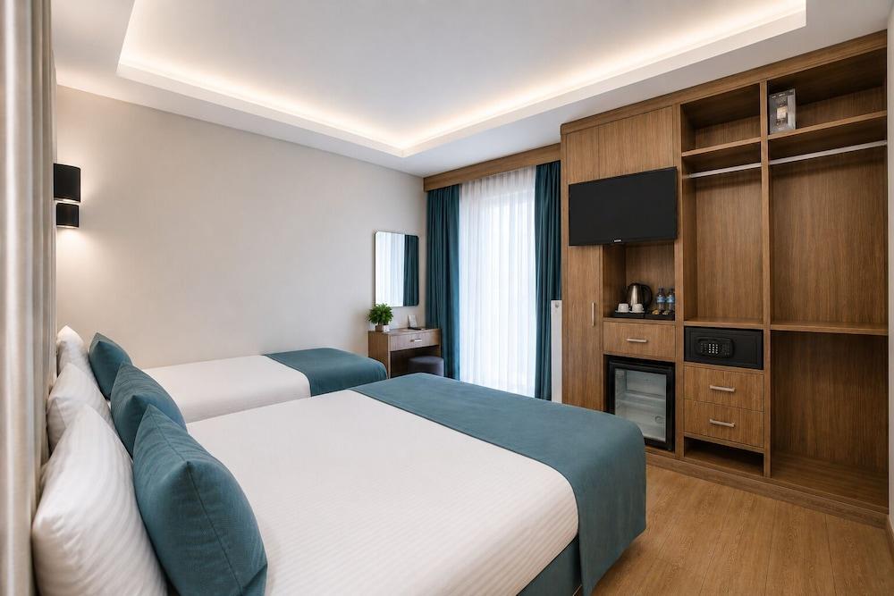 Hotel Black Tulip Room Type - Standard Triple Room Hotel Black Tulip Room Type - Standard Triple Room