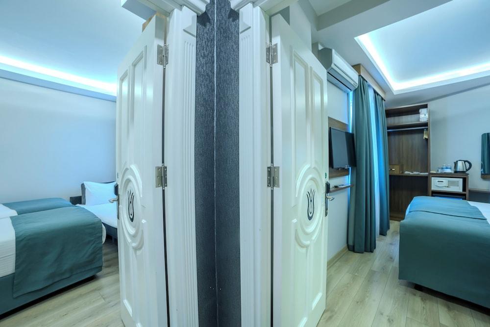 Hotel Black Tulip Room Type - Family Room Connecting 5 Pax