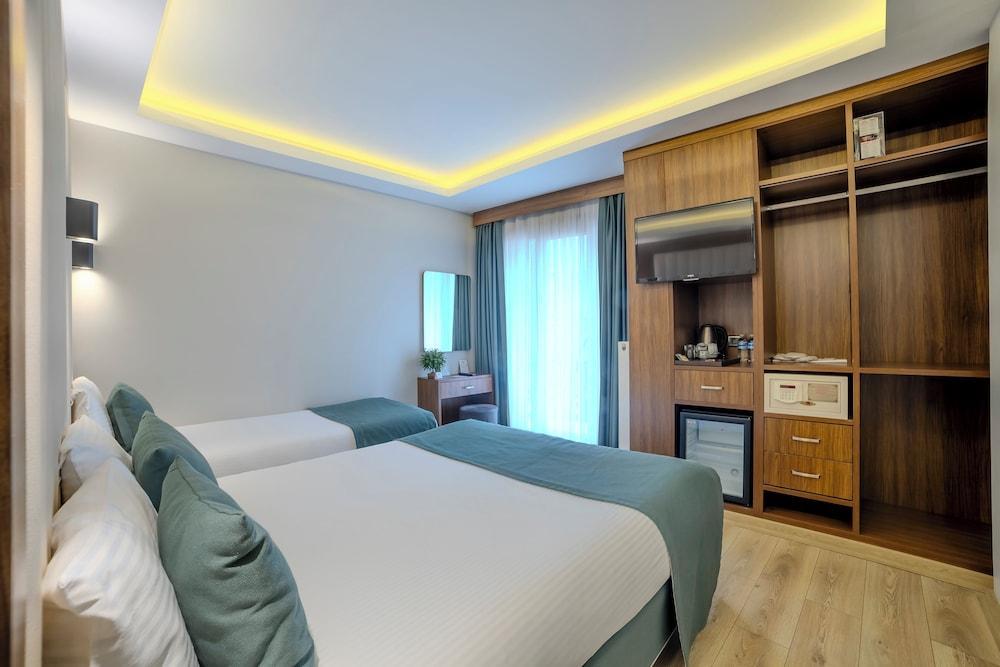 Hotel Black Tulip Room Type - Standard Triple Room Hotel Black Tulip Room Type - Standard Triple Room