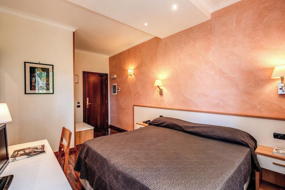 Hotel Roma Tiburtina Room Type - Deluxe Double Room