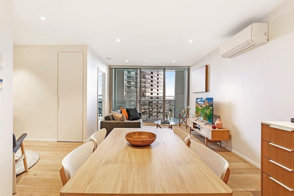 Astra Apartments - Docklands - Tap to explore photos