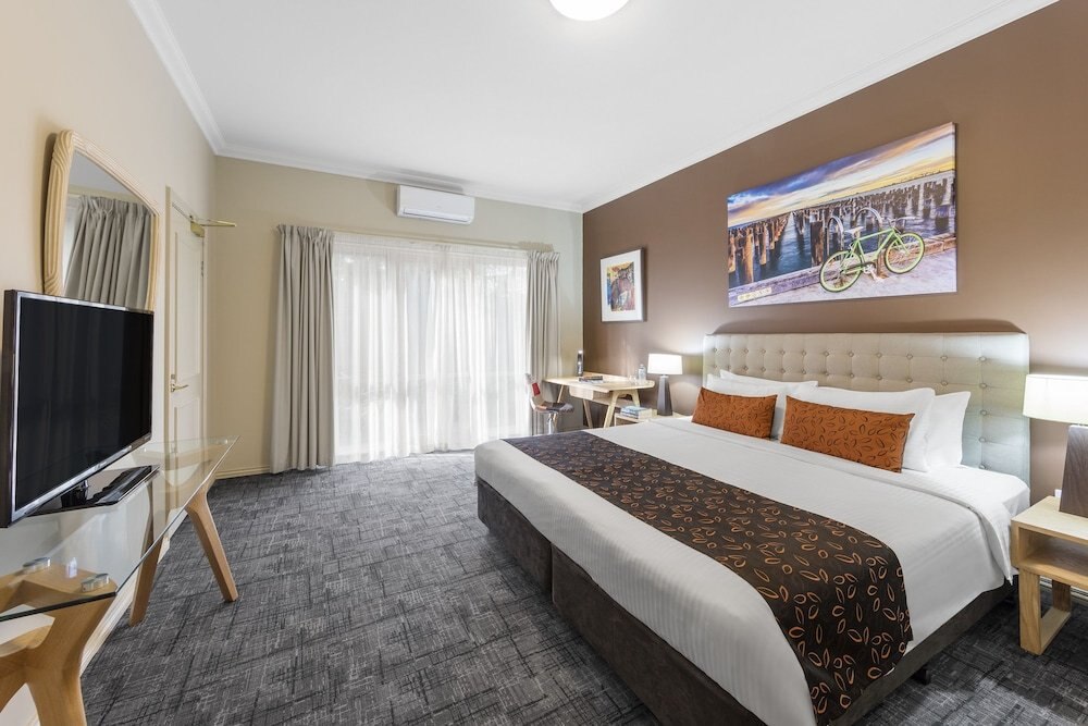 Kimberley Gardens Hotel & Serviced Apartments Room Type - Deluxe King Spa Room