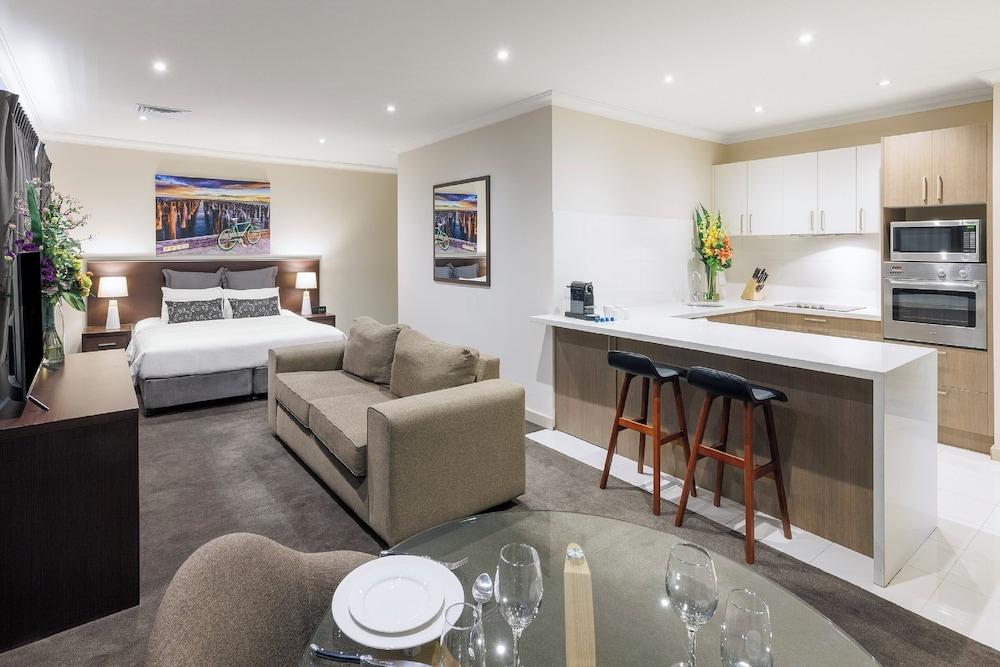 Kimberley Gardens Hotel & Serviced Apartments Room Type - Executive Apartment, 1 King Bed