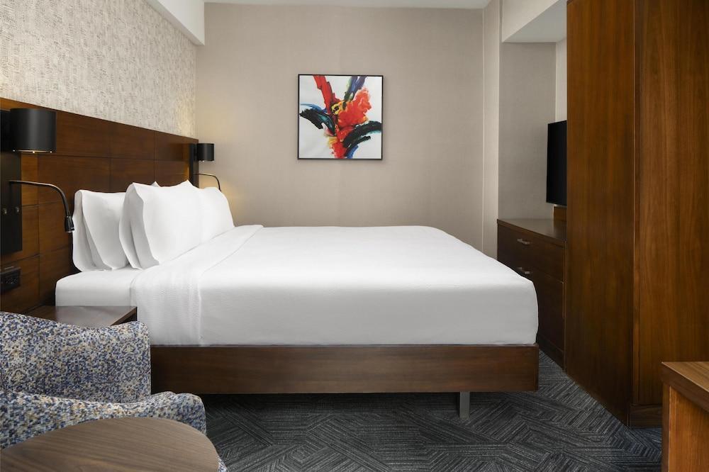 Hilton Garden Inn New York/Midtown Park Ave - Tap to explore photos