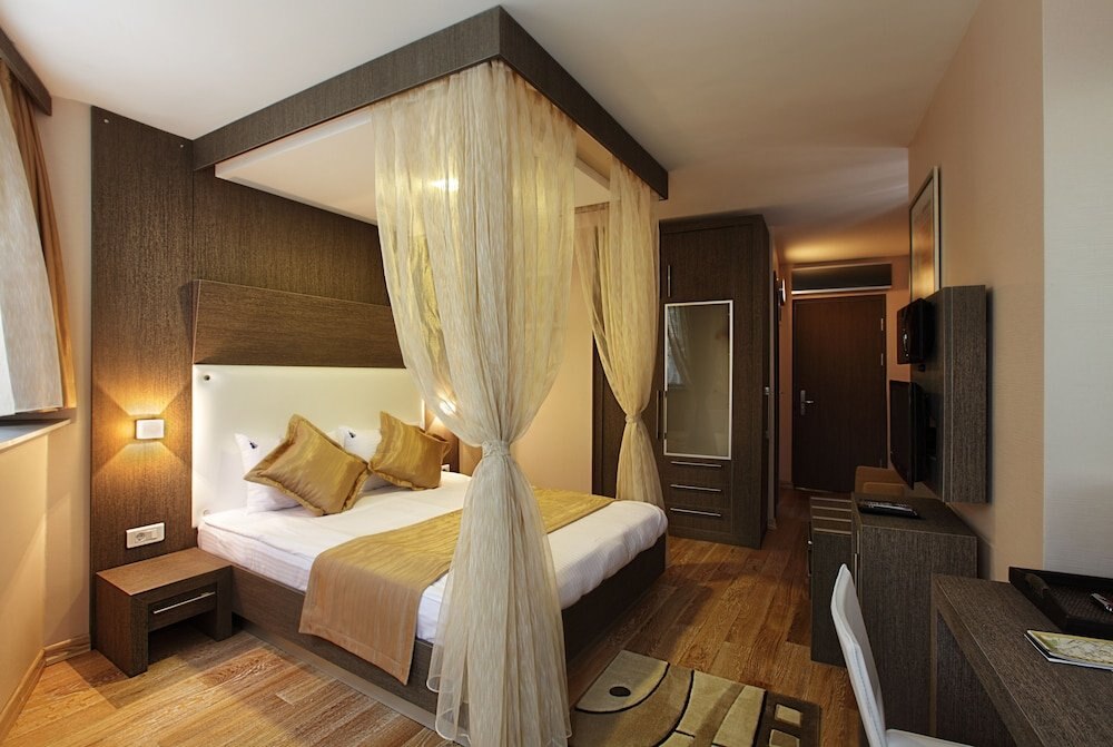 Jazz Hotel Room Type - Semi Basement Room