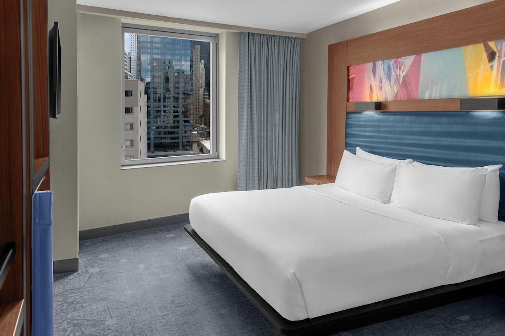 Aloft Manhattan Downtown - Financial District by Marriott Room Type - Room, 1 King Bed, Hearing Accessible, City View (Roll-in Shower)