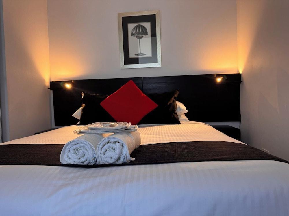 Aura on Flinders Serviced Apartments Room Type - One Bedroom Budget Apartment Aura on Flinders Serviced Apartments Room Type - One Bedroom Budget Apartment