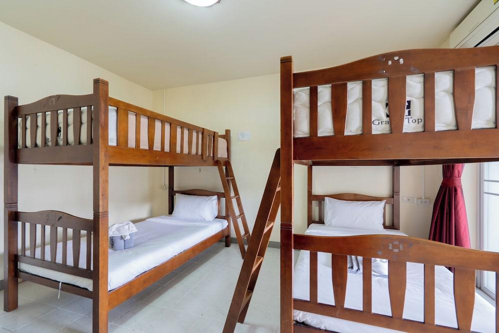 Square One Hotel Patong Room Type - Economy Quadruple Room