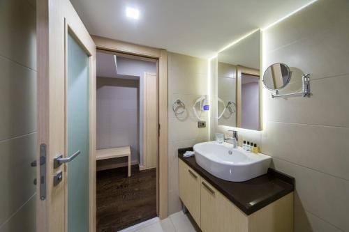 Monapart Hotel Istanbul Mecidiyekoy - Tap to explore photos