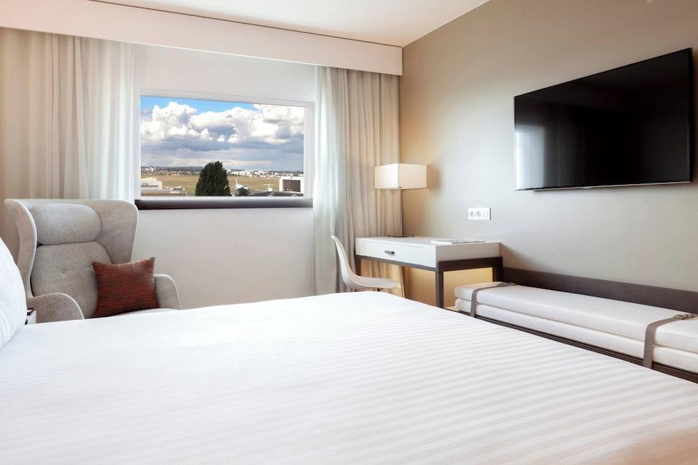 AC Hotel Paris Le Bourget Airport by Marriott Room Type - Room, 1 King Bed (View)