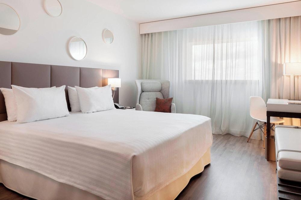 AC Hotel Paris Le Bourget Airport by Marriott Room Type - Room, 1 King Bed