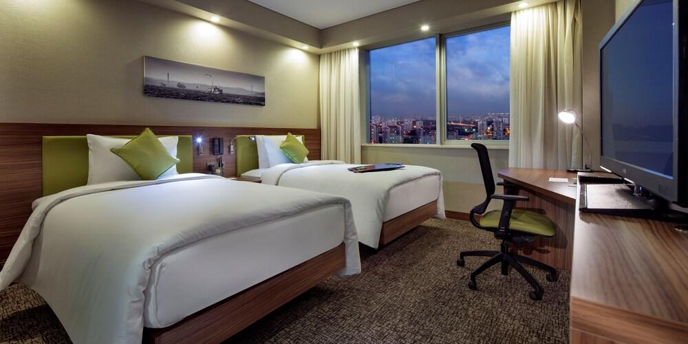 Hampton by Hilton Istanbul Kayasehir Room Type - Twin Room - Non-Smoking