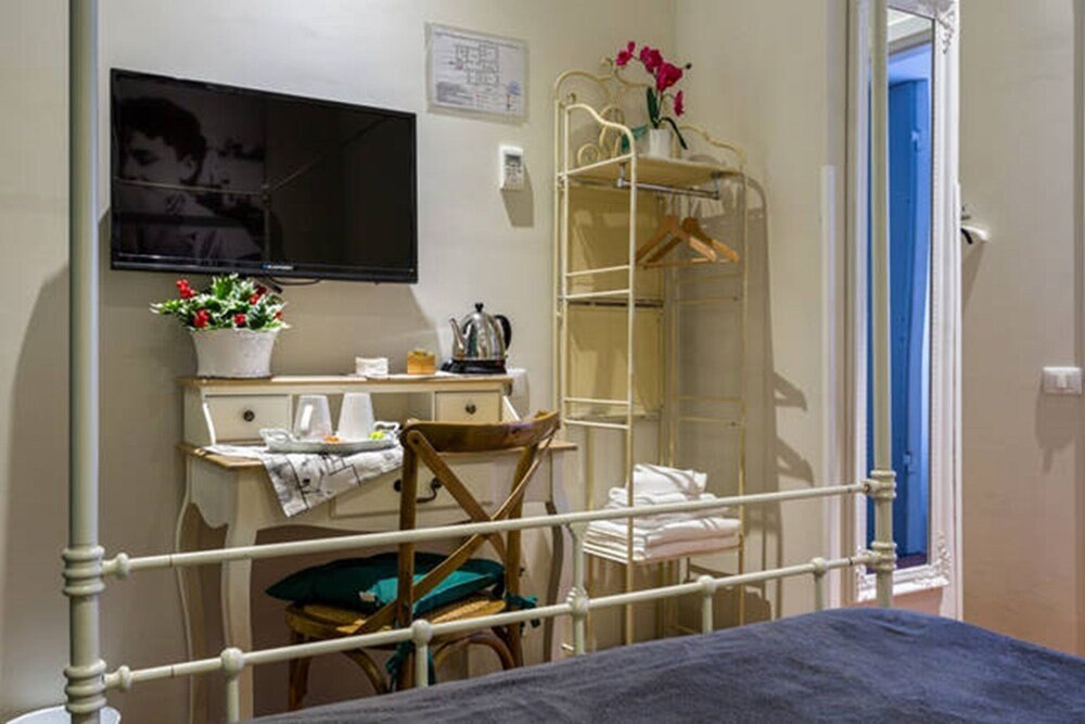 Vacanze Romane Rooms - Tap to explore photos