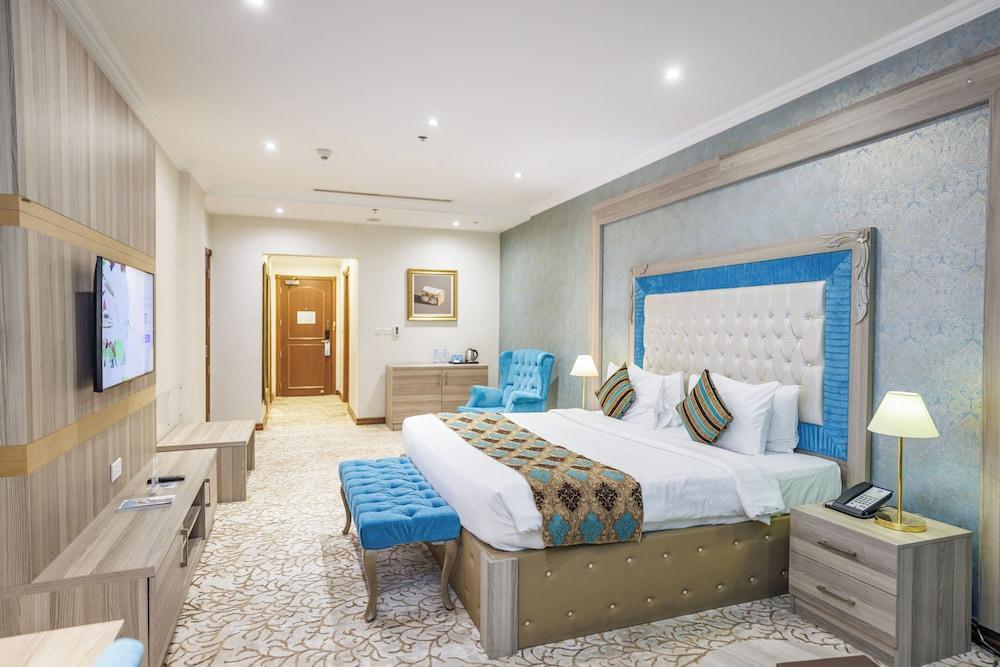 Sapphire Plaza Hotel Room Type - Deluxe King Room