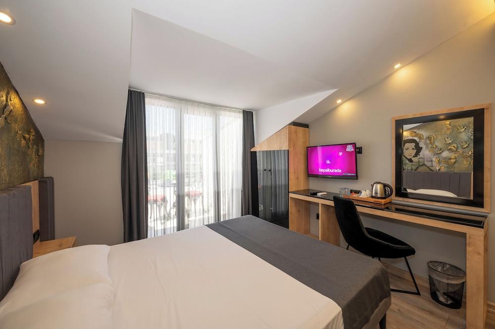Grand Palace Hotel Room Type - Deluxe Double Room with Balcony