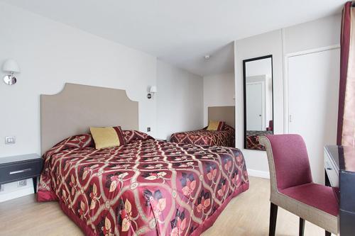 Hotel Montpensier Room Type - Triple Room with Bath or Shower Hotel Montpensier Room Type - Triple Room with Bath or Shower