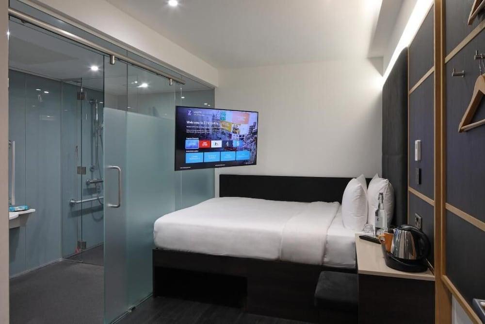 The Z Hotel Piccadilly Room Type - Queen Accessible Room