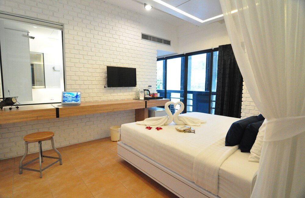Forty Winks Phuket Hotel - Tap to explore photos