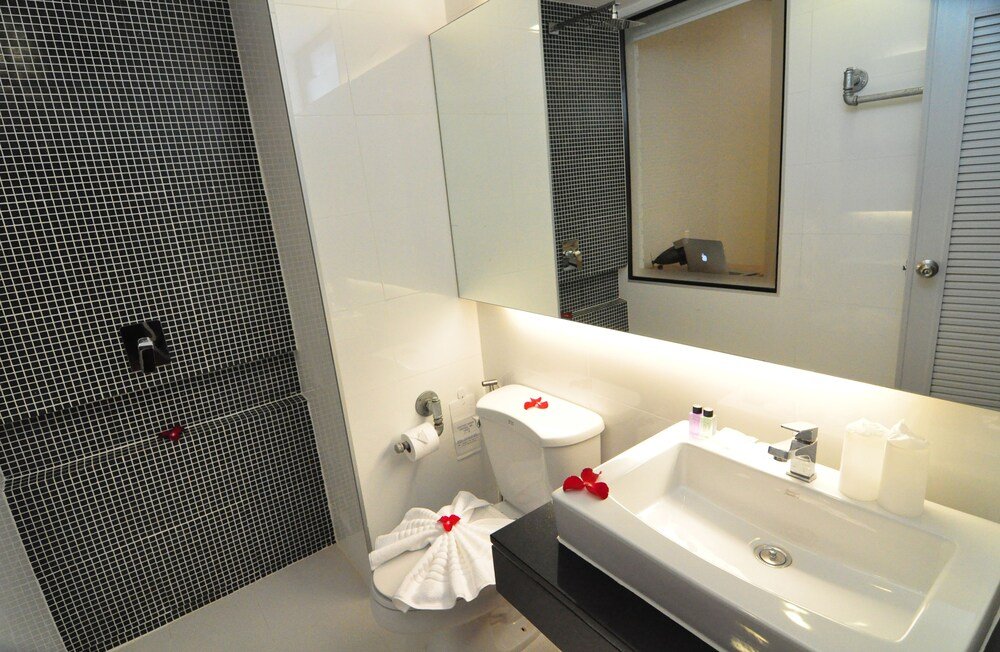 Forty Winks Phuket Hotel - Tap to explore photos