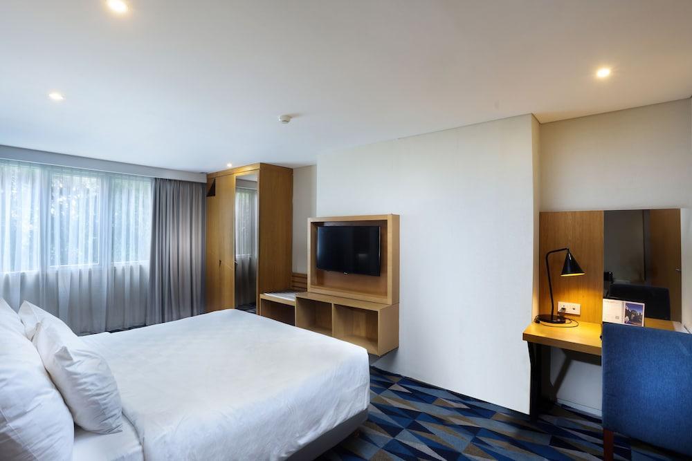 Swiss-Belhotel Pondok Indah - Tap to explore photos