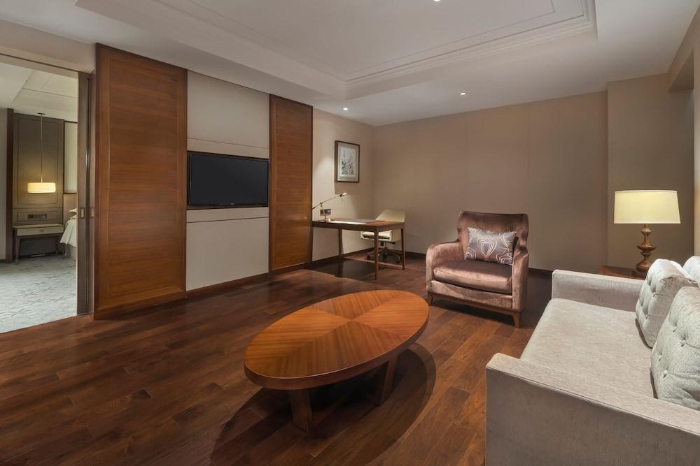Sheraton Shanghai Jiading Hotel Room Type - Club Suite, 1 King Bed