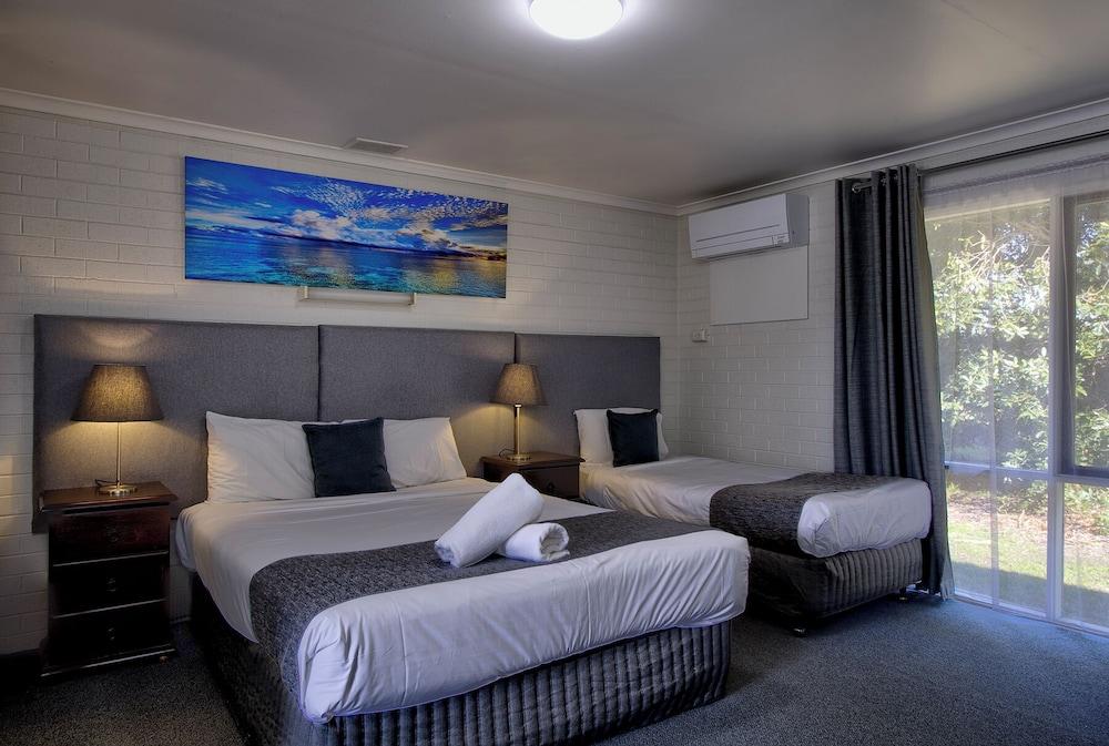 Frankston Motel Room Type - Large Family Suite (Queen and 2 Singles)