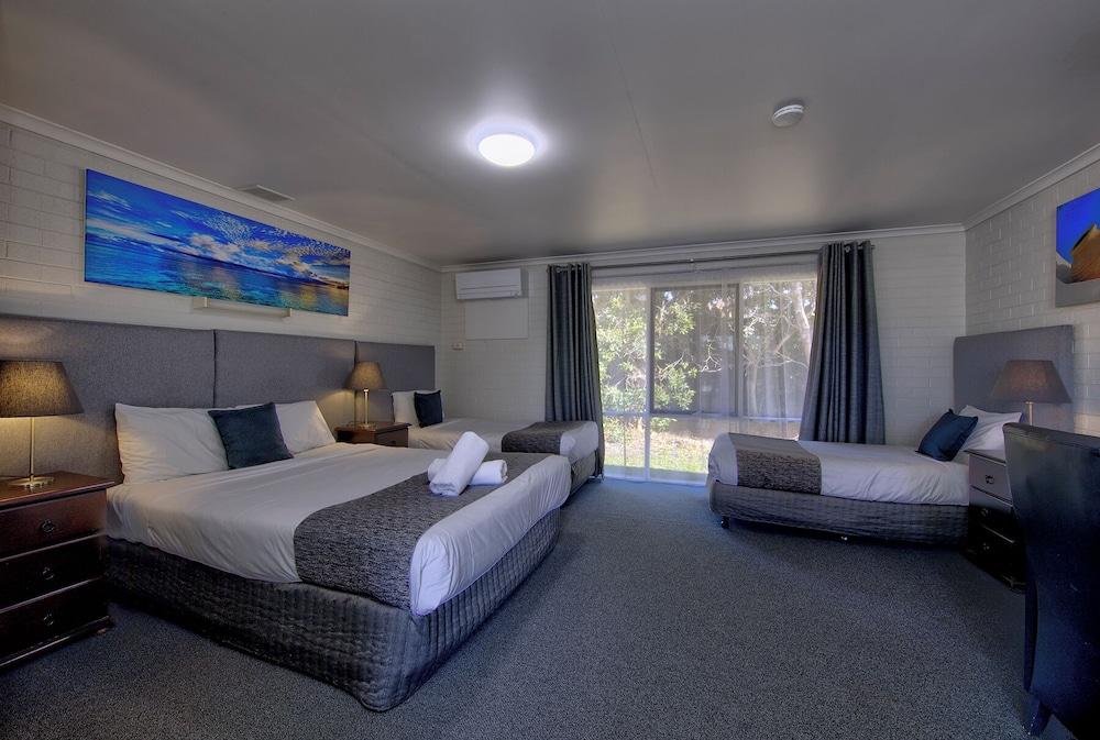 Frankston Motel Room Type - Family Suite (Queen and 2 Singles)