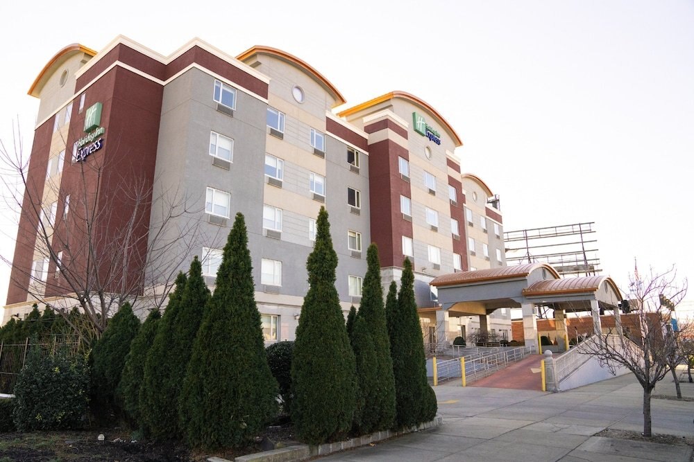 Holiday Inn Express Maspeth - Tap to explore photos