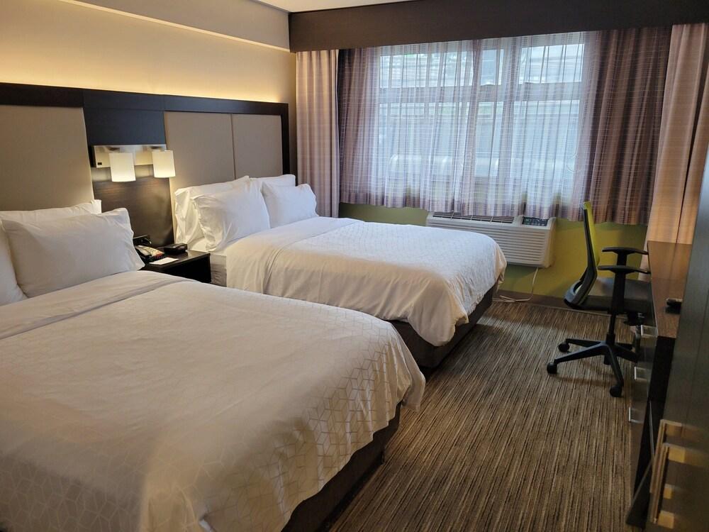 Holiday Inn Express Maspeth Room Type - 2 Double Beds Standard Low Floor