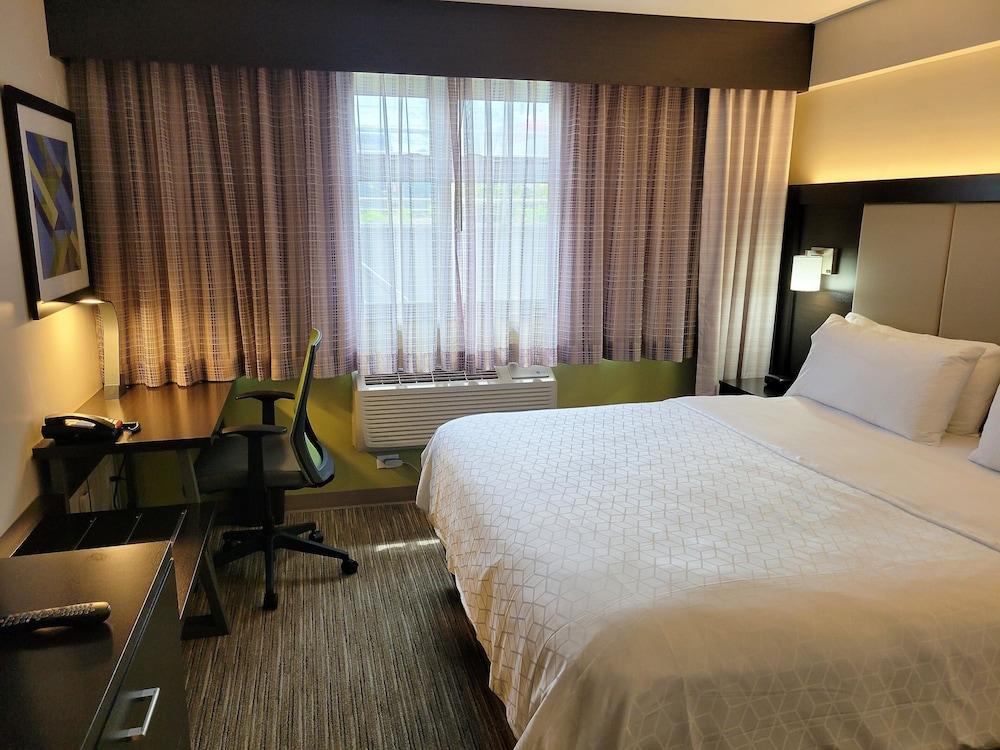 Holiday Inn Express Maspeth - Tap to explore photos