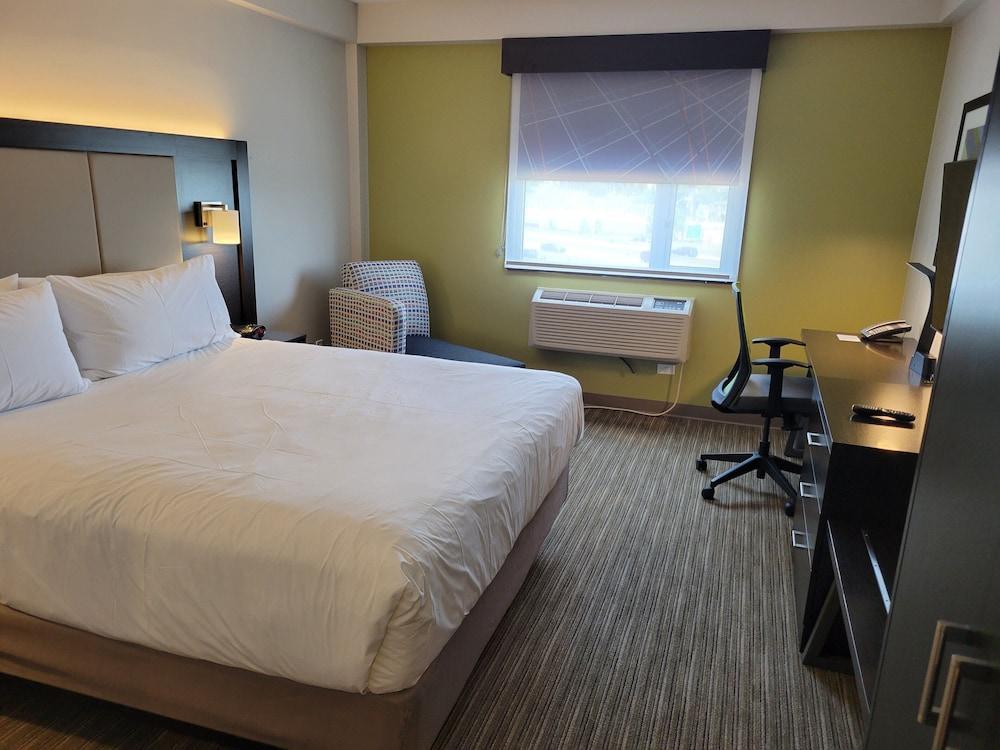 Holiday Inn Express Maspeth - Tap to explore photos