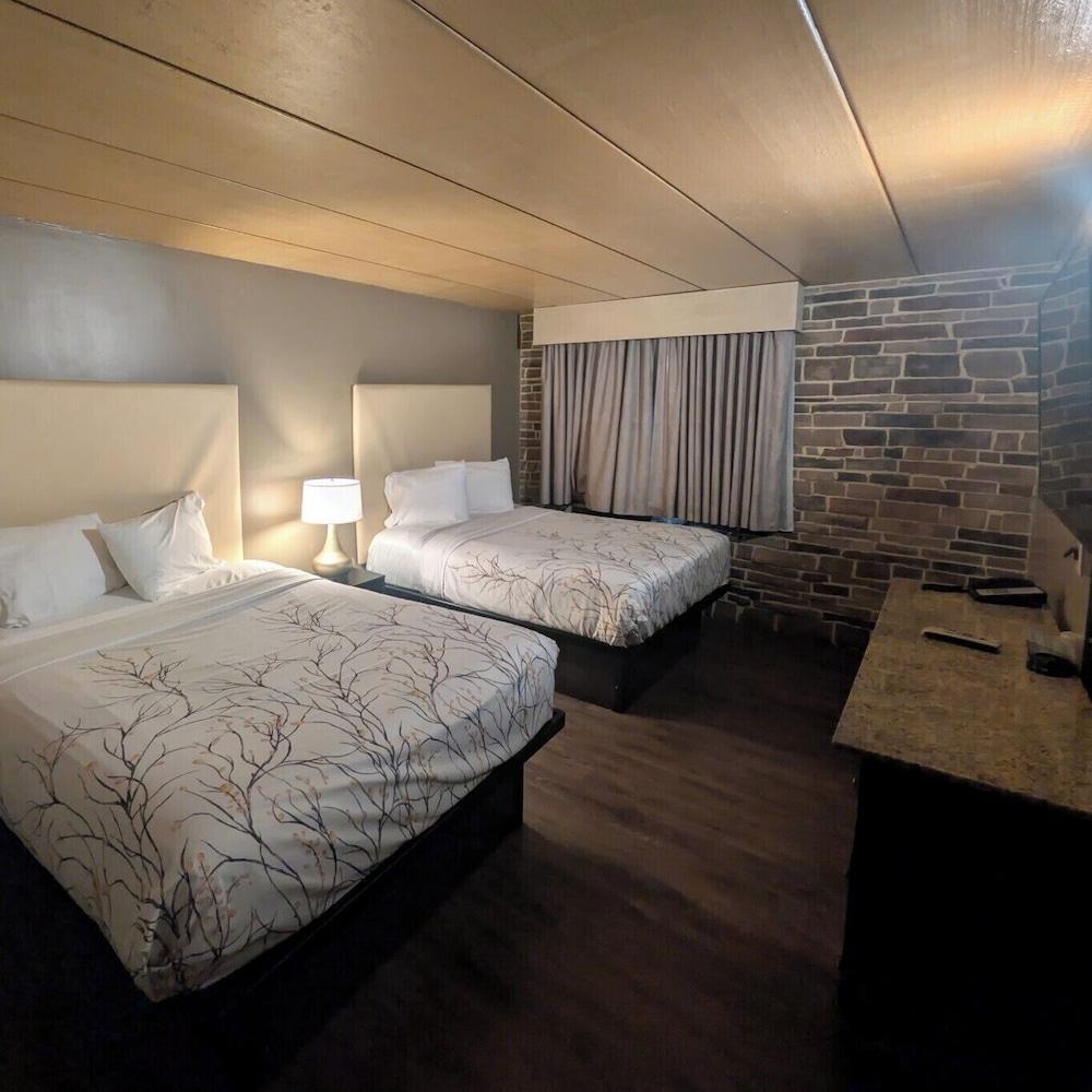 Surfside Motel Room Type - Deluxe Room, 1 King Bed, Smoking