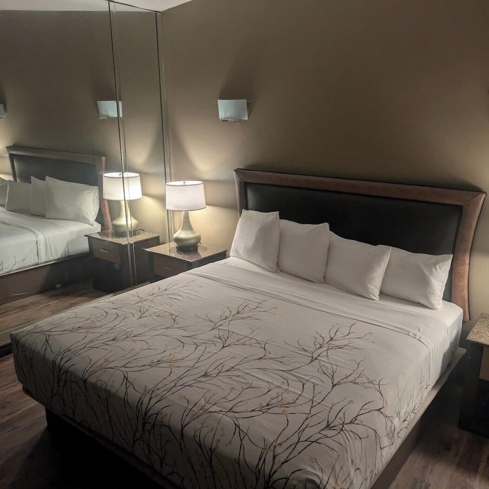 Surfside Motel Room Type - Deluxe Room, 1 King Bed, Non Smoking