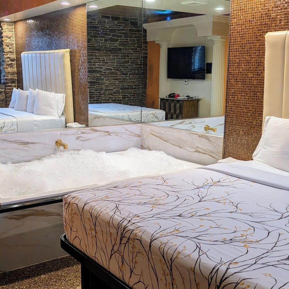 Surfside Motel Room Type - Deluxe Room, 1 King Bed, Jetted Tub