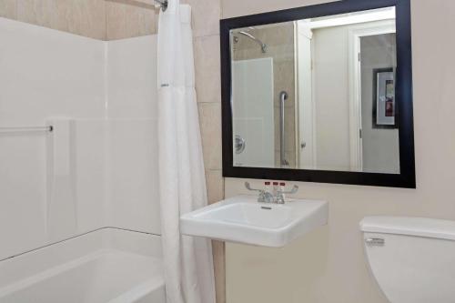 Ramada by Wyndham Staten Island - Tap to explore photos