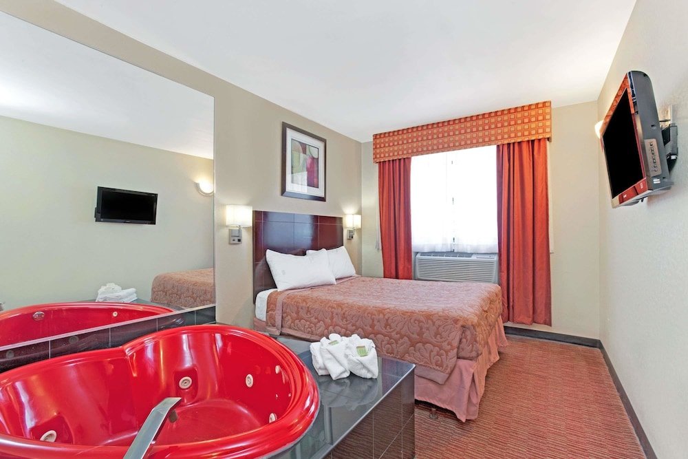 Super 8 by Wyndham Long Island City LGA Hotel - Tap to explore photos