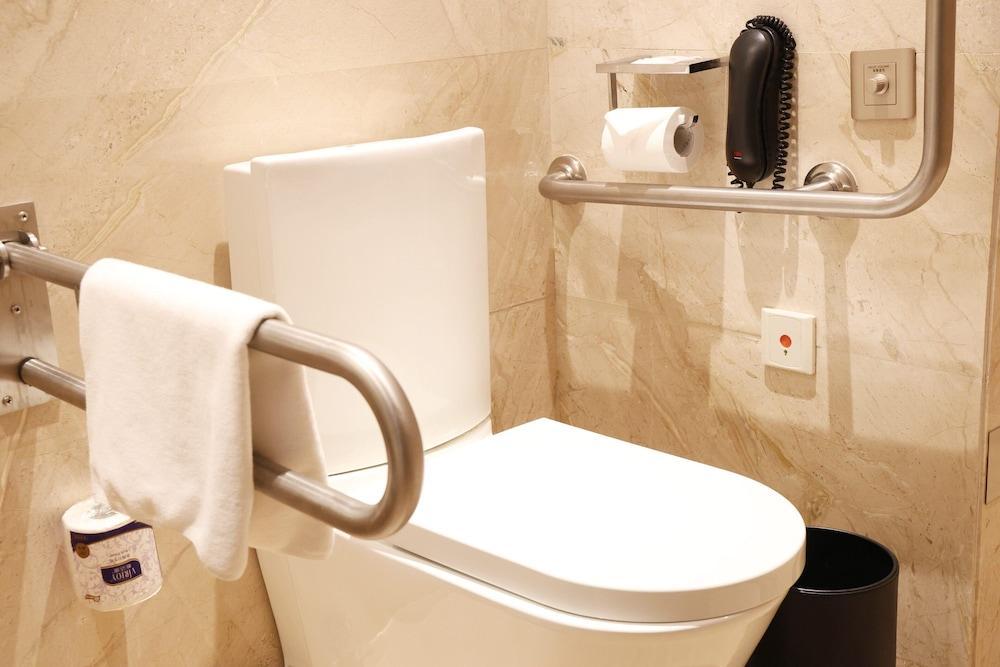 Crowne Plaza Shanghai Anting, an IHG Hotel Room Type - Standard Room, 1 King Bed, Accessible