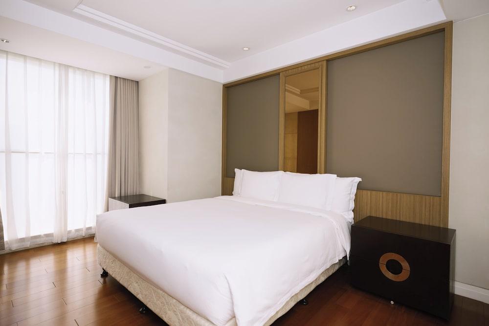 Crowne Plaza Shanghai Anting, an IHG Hotel Room Type - 1 Bedroom Suite Golf View
