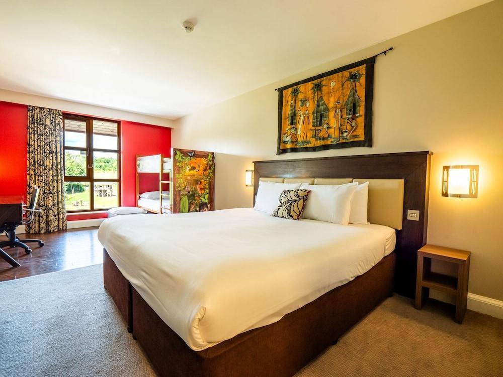 Chessington Resort Hotel Room Type - Safari King Family room with bunk beds & Wanyama view