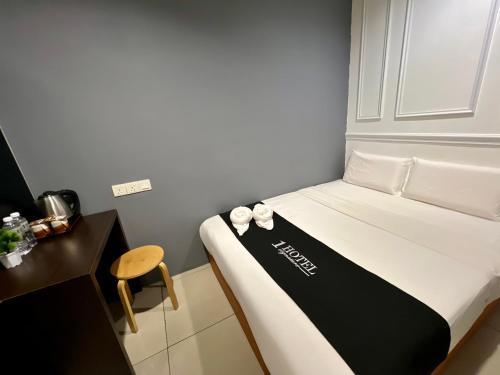 1 Hotel Taman Connaught Room Type - Deluxe Queen Room without Window