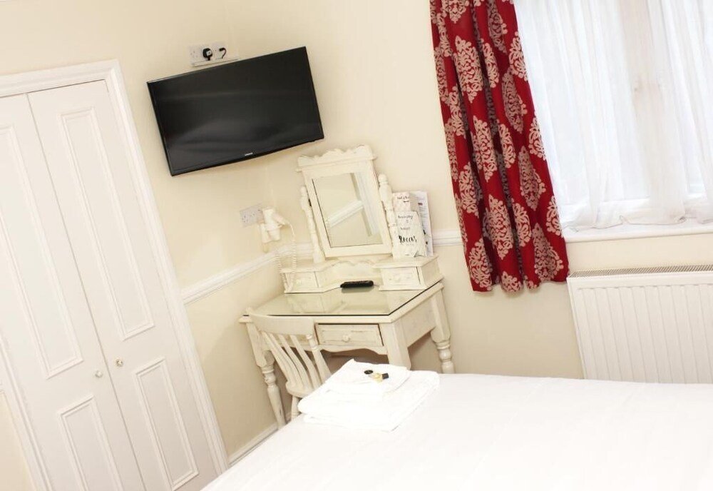 Gidea Park Hotel - Tap to explore photos