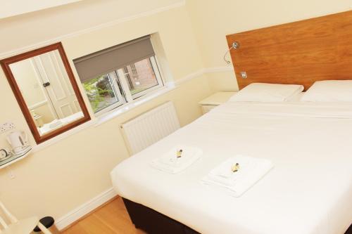 Gidea Park Hotel - Tap to explore photos