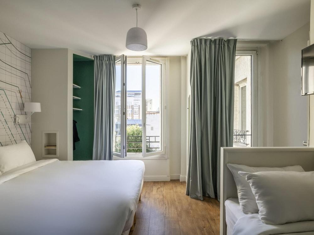 ibis Styles Asnières Centre Room Type - Superior Room with a double bed and a single bed