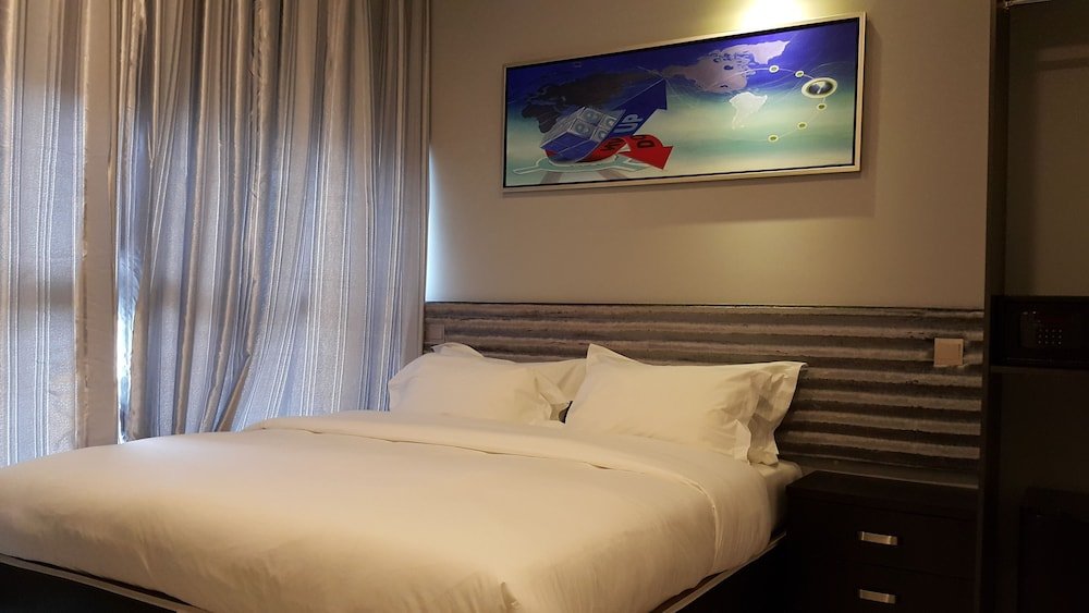 M Design Hotel at Shamelin Perkasa Room Type - Deluxe Room, 1 King Bed