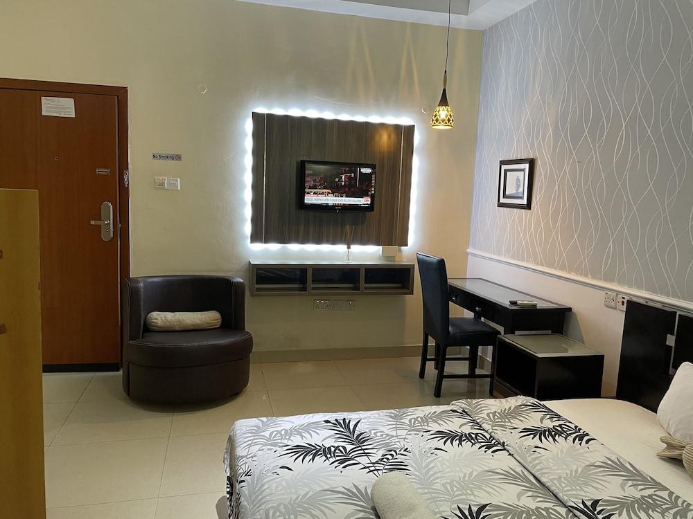 Millennium Apartments Room Type - Premier Studio, 1 Queen Bed, Non Smoking, Refrigerator & Microwave
