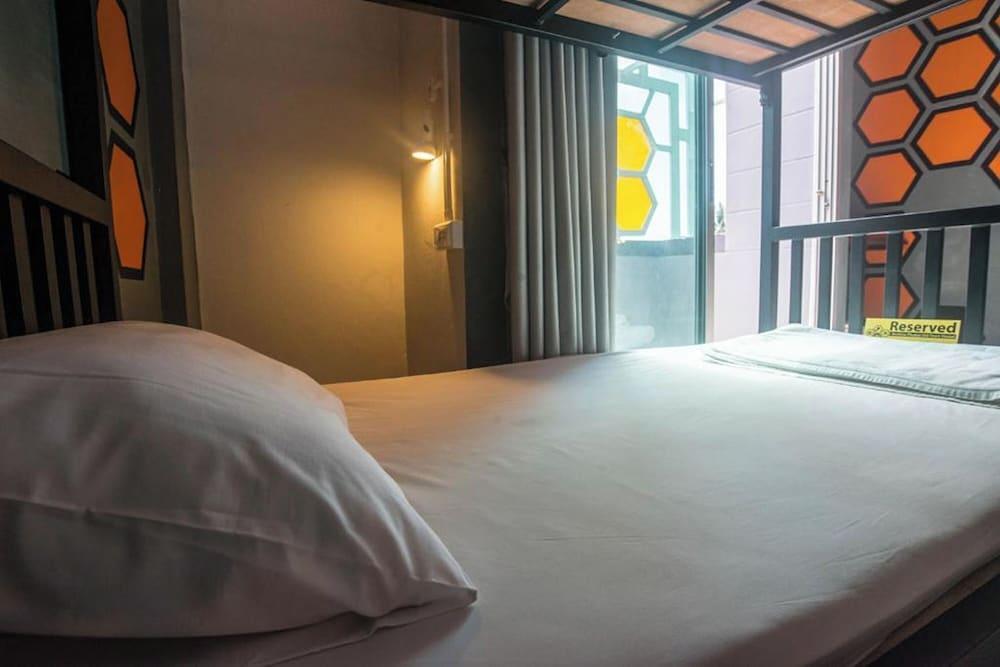 Beehive Phuket Old Town - Hostel Room Type - Bed in 6 Beds Mixed Dorm