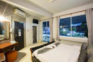 Beehive Phuket Old Town - Hostel Room Type - Deluxe Pool Access